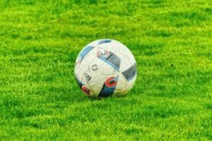 深夜的客厅里，绿茵直播的社区功能让独自观赛的球迷不再孤单。