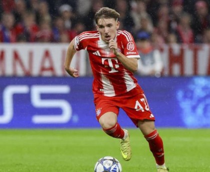 17岁边锋崭露头角：创造欧冠与德甲多项纪录，孔帕尼的支持功不可没